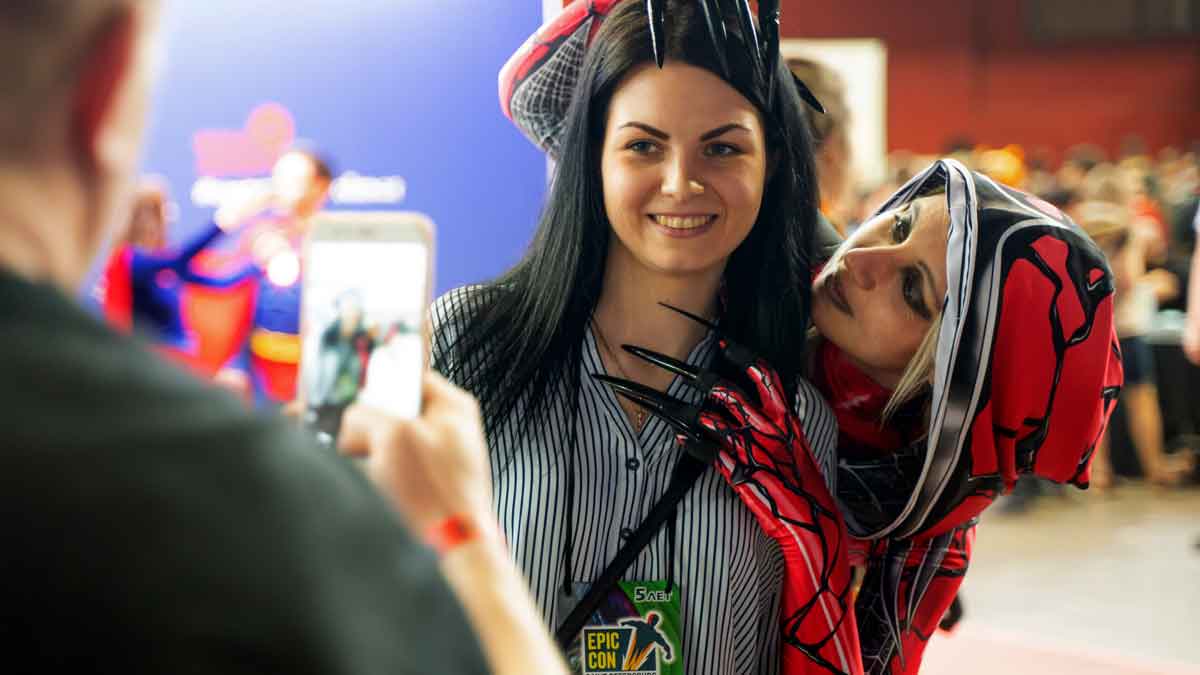 El cordón que llevas al cuello en cualquier evento hace tres trabajos a la vez